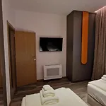Fs - Family In The Center Of Apartment